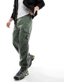 Calvin Klein Jeans Essential Regular Cargo Pants In Dark Green