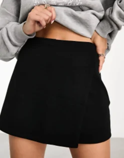 Design Clean Angled Hem Skort In