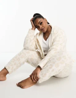 Design Curve Lounge Co-Ord Animal Borg Set In Cream