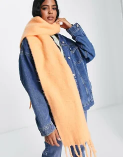 Design Fluffy Tassel Scarf In