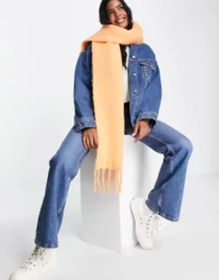 Design Fluffy Tassel Scarf In