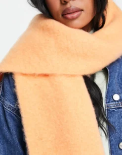 Design Fluffy Tassel Scarf In