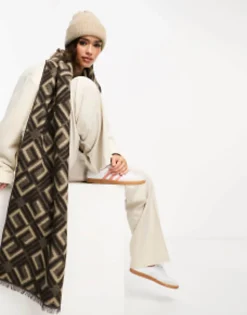 Design Monogram Jacquard Print Blanket Scarf In