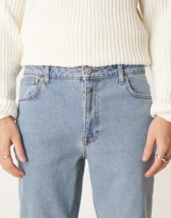 Design Straight Leg Jeans In