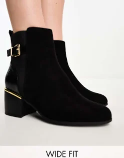 New Look Wide Fit Heeled Chelsea Boots With Hardware In