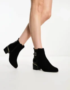 New Look Wide Fit Heeled Chelsea Boots With Hardware In