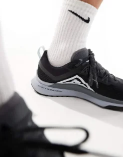 Nike Running Trail Pegasus 4 Trainers In And White